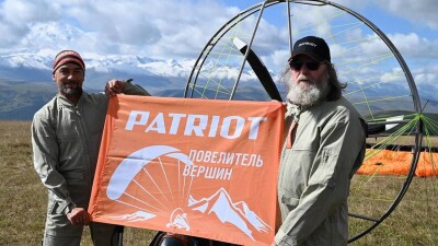 Российские пилоты Фёдор Конюхов и Игорь Потапкин побили 20-летний мировой рекорд высоты на паралёте