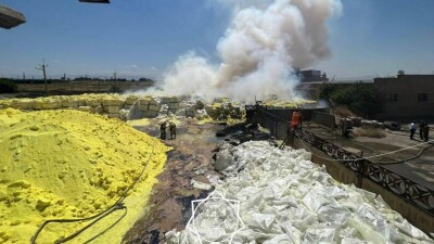 На территории индустриальной зоны в Шымкенте горит сера