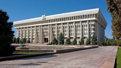 Двоих депутатов Жогорку Кенеша не выпустили в Казахстан