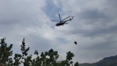 В Аксайском ущелье спасатели тушат сухостой в районе дач с помощью вертолёта