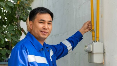 Дома жителей Текели начали подключать к природному газу