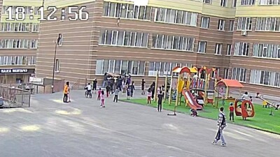 В Астане соседи спасли выпавшую из окна двухлетнюю девочку