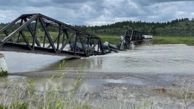 В США грузовой состав с нефтепродуктами упал в реку