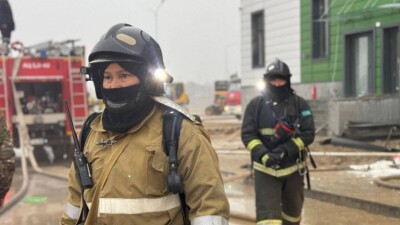 Здание новой школы загорелось в Таразе