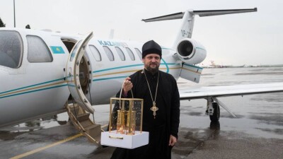 Благодатный огонь доставили из Иерусалима в Казахстан