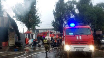Крупный пожар на СТО в Алматы: огонь уничтожил три автомобиля
