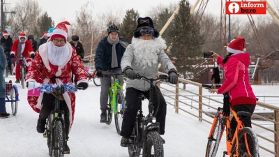 В Нур-Султане прошёл велопарад Дедов Морозов и Снегурочек