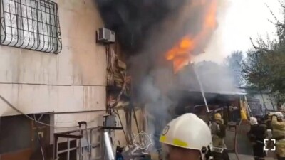 В Алматы горит двухэтажный магазин