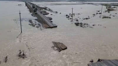 Разрушенный водой участок дороги в Атырауской области восстановят к 15 апреля