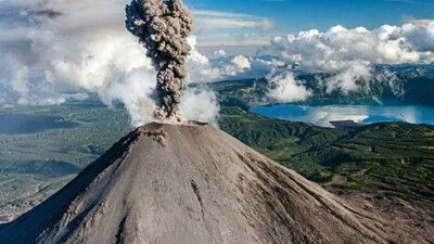 Вулкан Карымский на Камчатке выбросил пепел на высоту два километра