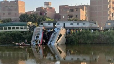 В Египте столкнулись два поезда, два вагона упали в воду