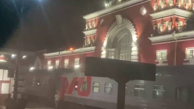 Беспилотник атаковал здание железнодорожного вокзала в Курске