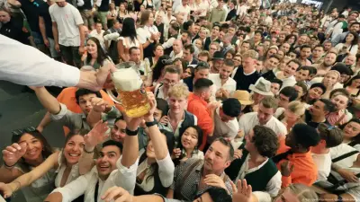 "Невозможно двигаться вперёд или назад". В Мюнхене Октоберфест пришлось остановить из-за переполненности