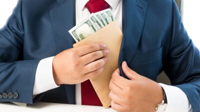 Экс-министра юстиции задержали по подозрению в злоупотреблении полномочиями