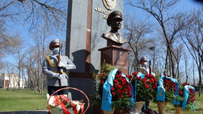 В Таразе открыли памятник Халық Қаһарманы Газизу Байтасову