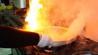 Масло загорелось: восемь человек эвакуировали из-за пожара в кафе Балхаша