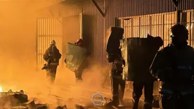 Пожарный поезд и видеотрансляция: склад горел в Жетысуском районе Алматы