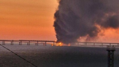На Крымском мосту загорелась цистерна с топливом, движение закрыли