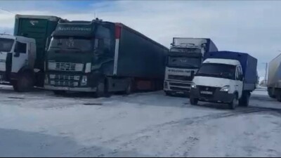 Более 200 машин стоят на закрытом участке трассы в Туркестанской области