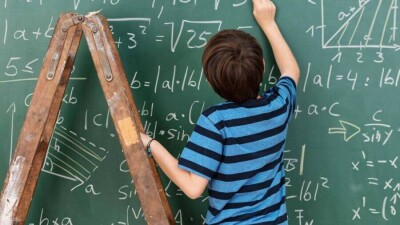 По каким школьным предметам увеличат учебные часы в Казахстане
