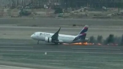 В Перу самолёт при взлёте столкнулся с пожарной машиной, погибли два человека