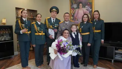 Военные поздравили с Днём Победы певицу Бибигуль Тулегенову