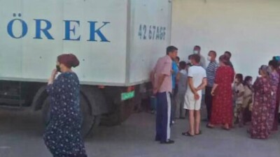 В Туркменистане жители устроили акцию протеста перед пекарней из-за нехватки хлеба