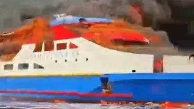 Пассажирский паром горит у берегов Индонезии: 280 человек на борту