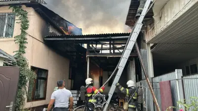 Тушат по повышенному рангу: в Алматы огонь с частного дома перешёл на соседнее здание