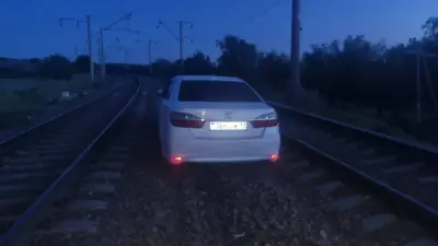 В Акмолинской области водитель бросил легковушку на железнодорожных путях и скрылся