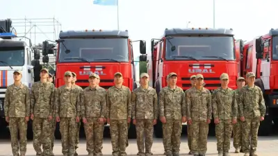 Глава МЧС вручил актюбинским спасателям новую технику и ключи от квартир