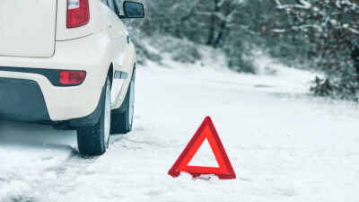 Полицейские столицы просят водителей быть осторожными: в городе сильный гололёд