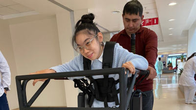 В Казахстане первый ребёнок получил экзоскелет по программе фонда "Қазақстан халқына"