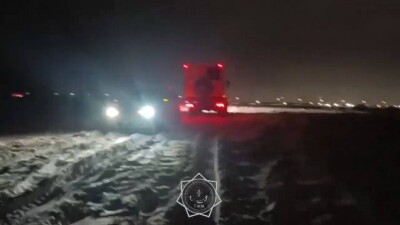 Пять автобусов с пассажирами вызволили спасатели из снежного плена в Абайской области