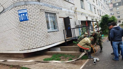 В Уральске после ливня  спасатели откачивают воду из подвалов и дворов жилых домов