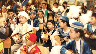 Наурызнама в Алматы: 200 юных домбристов исполнили кюи в День культуры и национальных традиций
