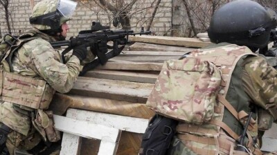 В квартирах российских Махачкалы и Каспийска заблокировали вооружённых террористов