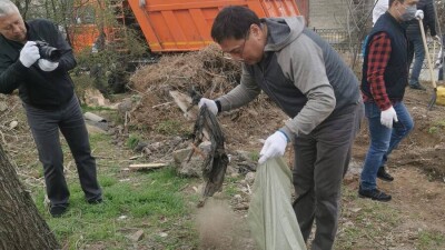 Ерболат Досаев вышел на субботник в Жетысуском районе