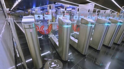 В метро Москвы начали тестировать систему "оплаты лицом"