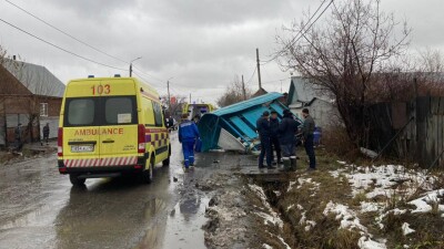 В Петропавловске трое детей попали в реанимацию после наезда легковушки на остановку