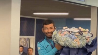 Серебряного призёра Олимпиады Демеу Жадраева торжественно встретили в аэропорту Алматы