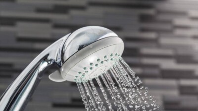 Байден возвращает ограничения по расходу воды в душе, которые ранее снял Трамп