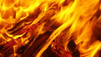 По повышенному рангу: в Актобе спасатели тушат пожар в многоэтажке и эвакуируют жильцов