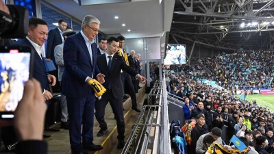 После победного матча Токаев подарил свой шарф юному болельщику, а волонтёры убрали стадион