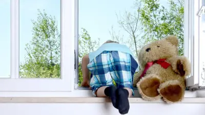 Дети стояли у открытого окна: спасательную операцию провели в Астане сотрудники МЧС