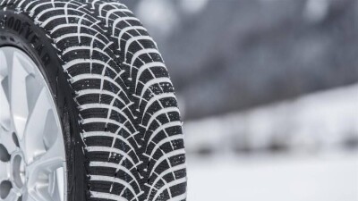 С 1 декабря полицейские могут штрафовать автовладельцев за летние шины