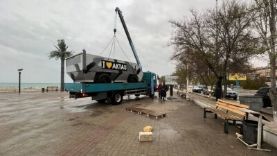 На набережной Актау демонтируют незаконные торговые объекты