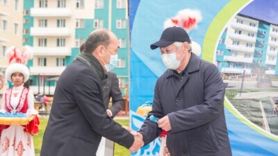 В Жамбылской области разработчикам вакцины QazVac  вручили ключи от квартир