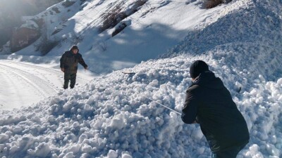 Снежные лавины сошли в горах Алматинской области и перекрыли дорогу