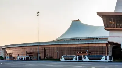 Казахстанка погибла в аэропорту Шарм-эль-Шейха, на неё упал рекламный щит